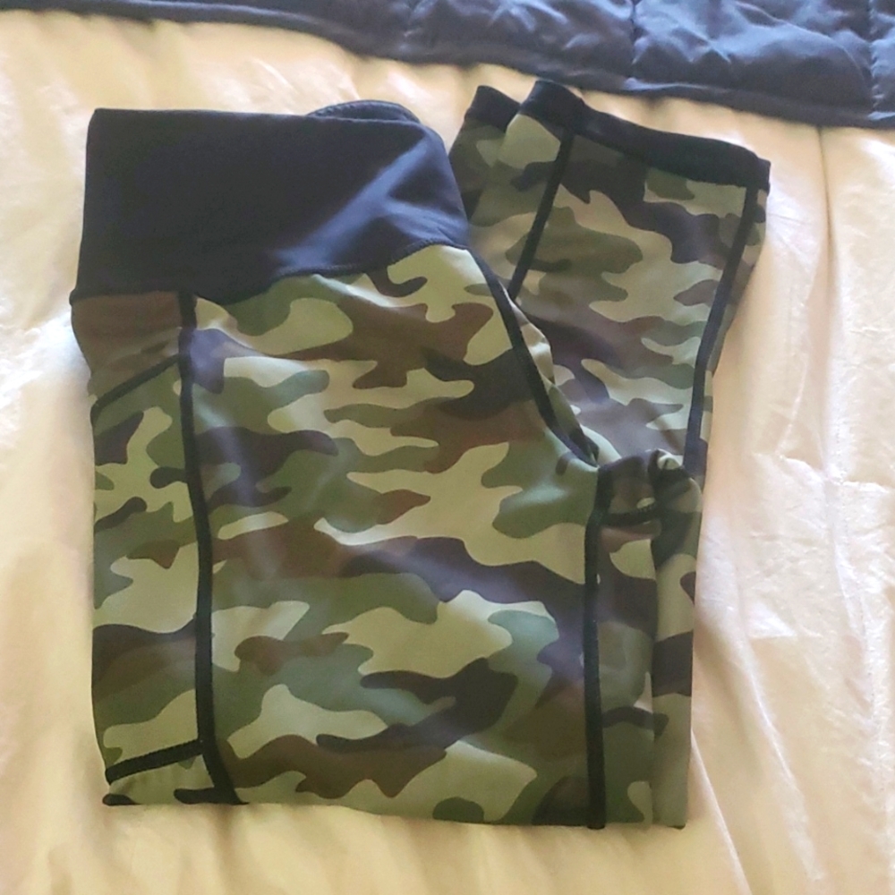 CVG reversible camo capris